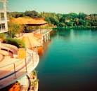 度假村湖滨景观优美，阳光明媚的日子里，凉亭与郁郁葱葱的绿色植物相映成趣