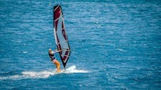 女子在广阔的蓝色海洋上冲浪，感受水上运动的刺激与美丽