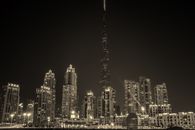 迪拜迷人的黑白夜色中，标志性的哈利法塔被照亮