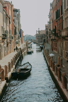 沿着威尼斯市中心一条宁静的运河漫步，欣赏传统建筑与浪漫氛围