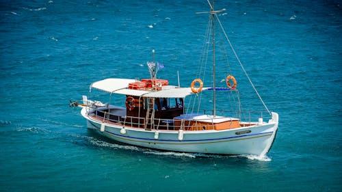 Witte Zeilboot Op Zee