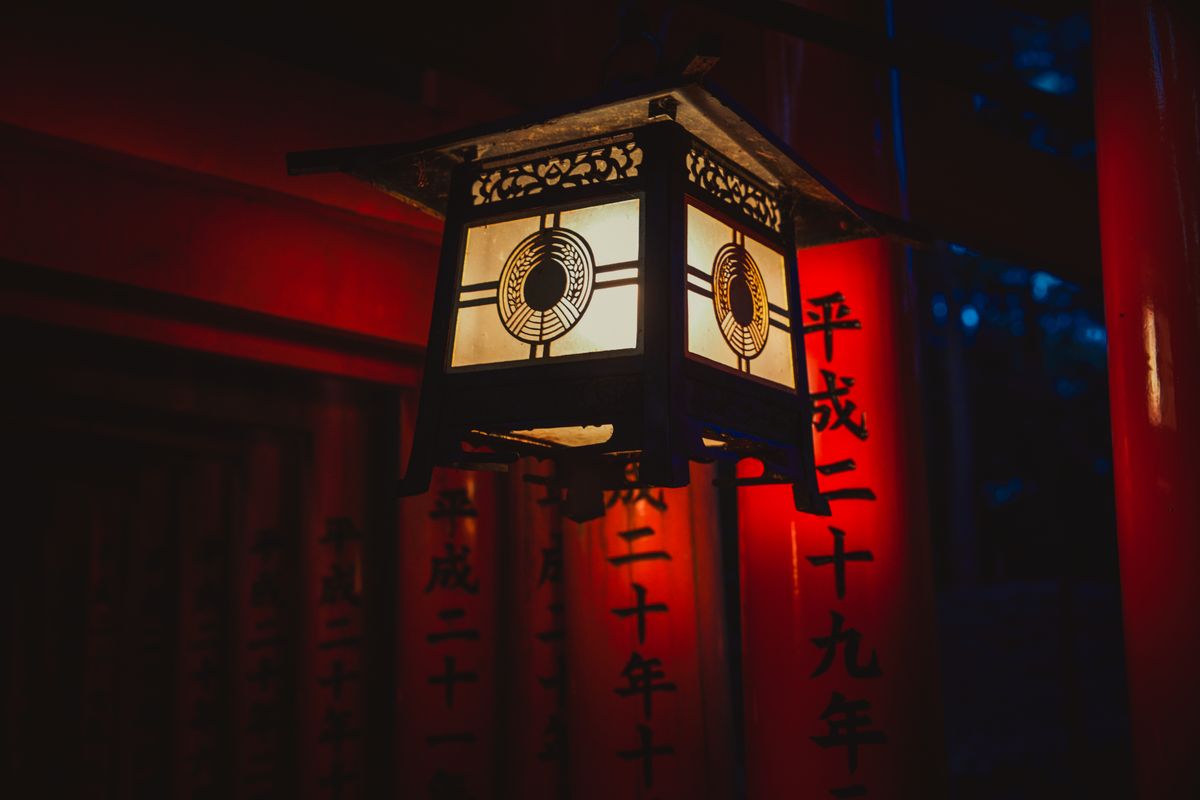 夜の灯籠のイメージ