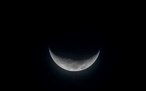 Free Captivating close-up of a crescent moon against a dark night sky. Stock Photo