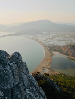 A breathtaking aerial view of İztuzu Beach in Muğla, Turkey, showcasing its scenic coastline.