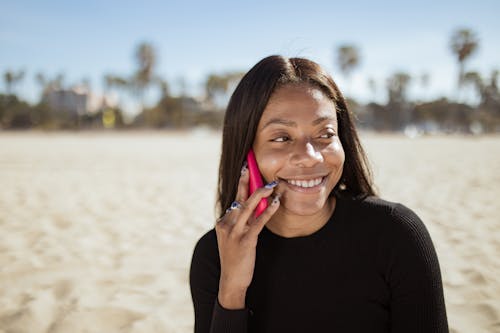 Foto d'estoc gratuïta de bonic, de màniga llarga negra, dona de raça negra