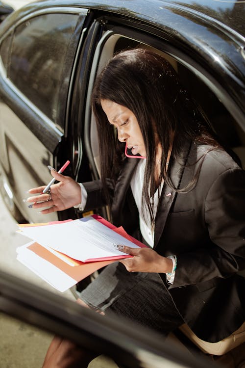 Free Woman in Black Blazer Holding a Paper Stock Photo