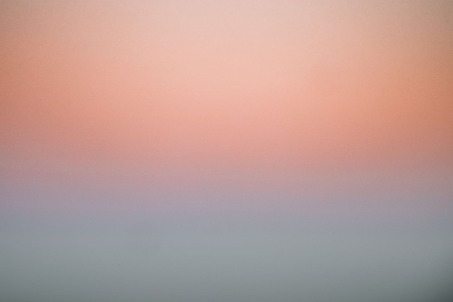 Açık renklerin ve pastel tonların hakim olduğu, ferah ve huzurlu bir atmosferi yansıtan estetik bir görsel.