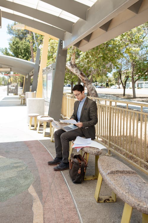 Foto profissional grátis de banco de parque, computador portátil, elegante