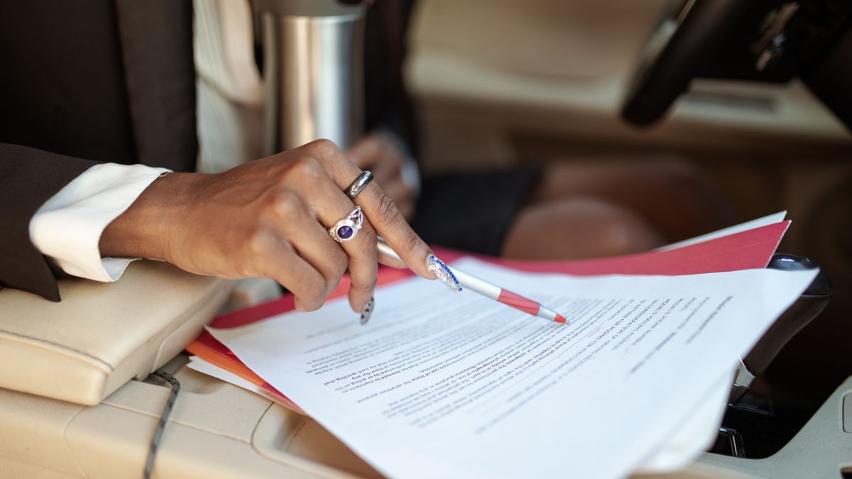 Documents examinés dans l'habitacle d'un véhicule