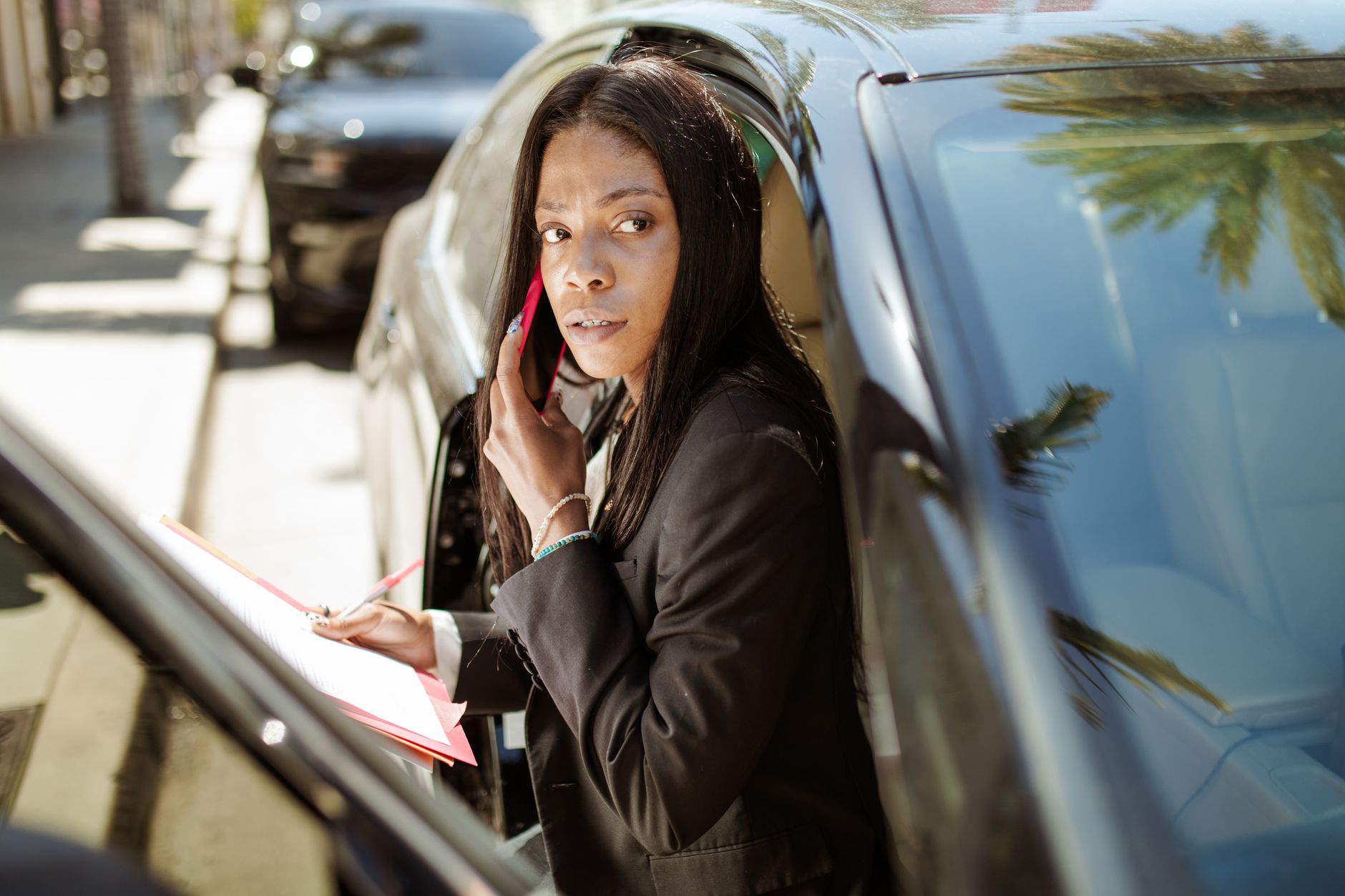 Driver reviewing traffic violation — Juridico