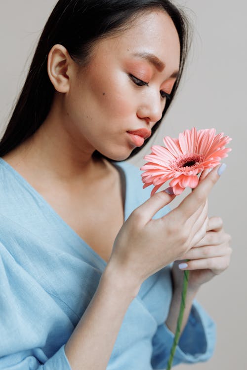 Gratis stockfoto met aantrekkelijk mooi, Aziatische vrouw, bloem