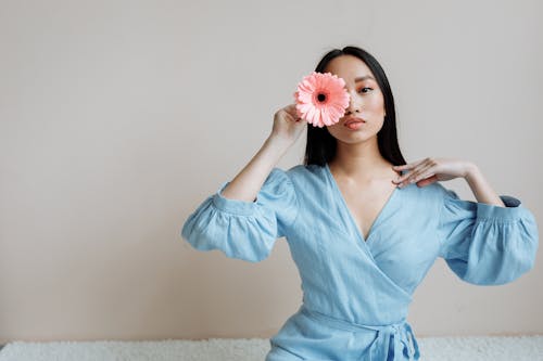 Gratis stockfoto met Aziatische vrouw, bloem, bloemen