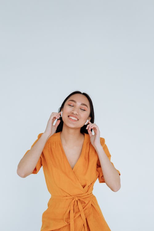 Foto profissional grátis de airpods, alegre, aparelho