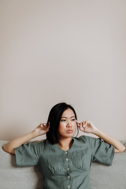 Asyalı kadın, başka yere bakmak, ciddi içeren Ücretsiz stok fotoğraf