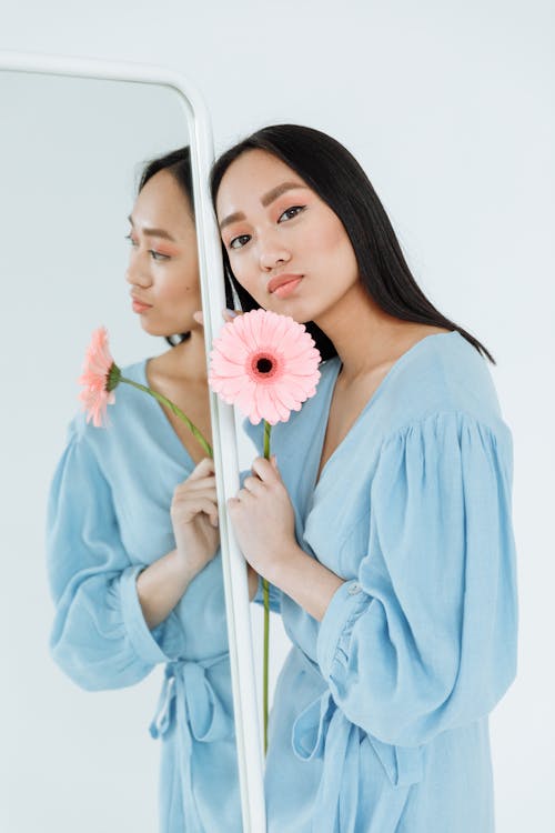 Asyalı kadın, ayna, bakmak içeren Ücretsiz stok fotoğraf