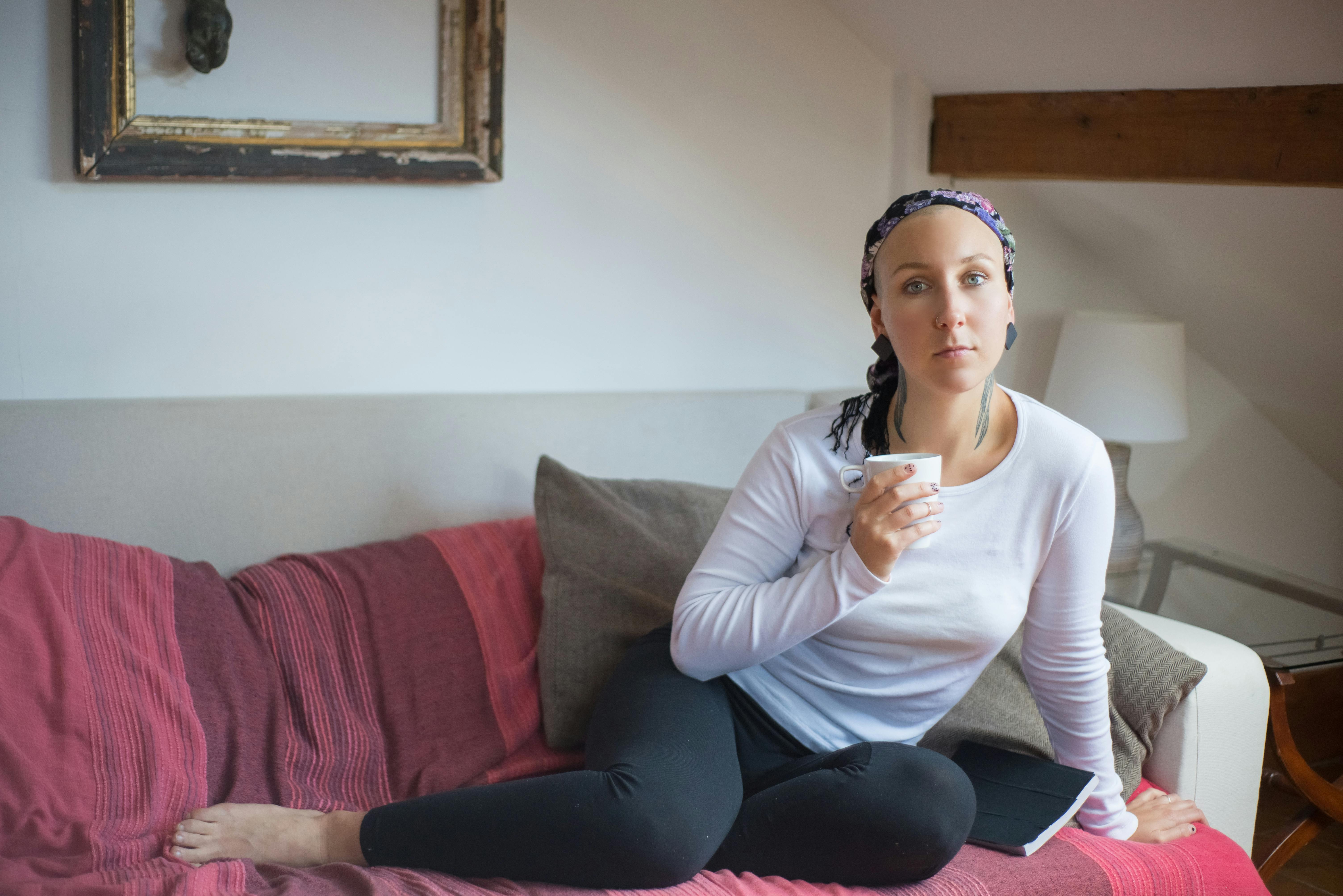 Femeie relaxată și liniștită, simbolizând recuperarea și vindecarea interioară