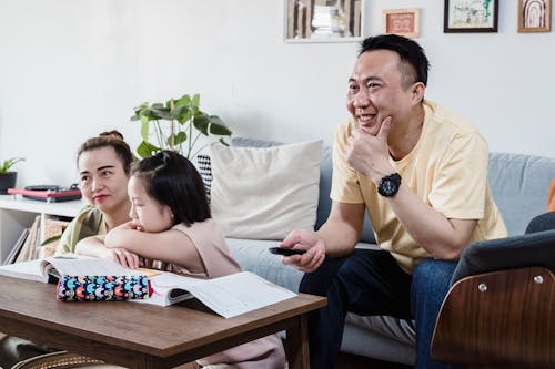 Základová fotografie zdarma na téma asijské rodiny, dívání, doma