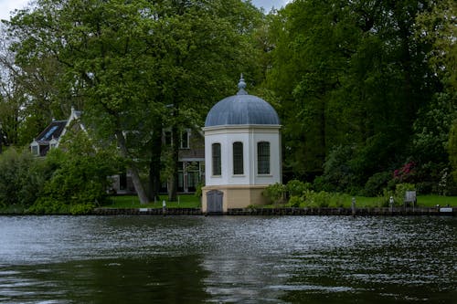 Kostenloses Stock Foto zu fluss, grüne bäume, kapelle