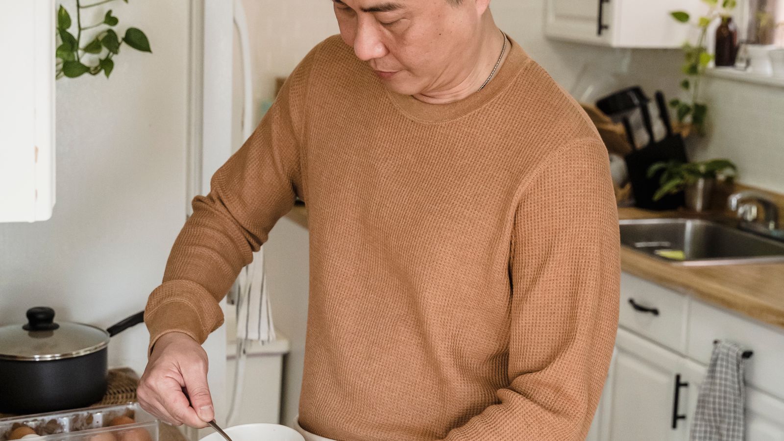 Preparação de uma refeição numa cozinha.