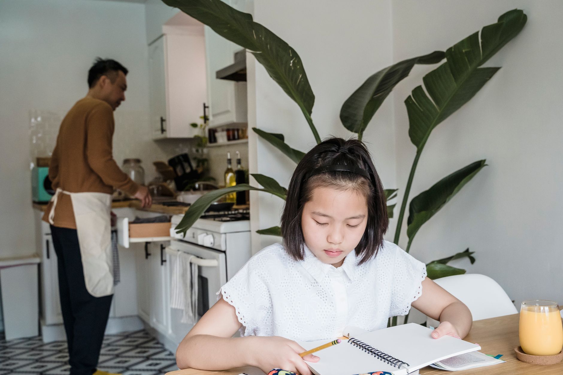 Ouder en kind aan tafel met huiswerk, bijles als aanvulling op het Spaanse schoolsysteem