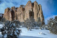 冬日晴朗，新墨西哥州拉马的悬崖与树木披上皑皑白雪，雄伟壮观