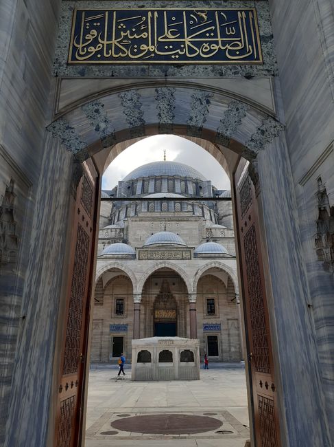 Menjelajahi Hagia Sophia yang Megah Menjelajahi Hagia Sophia yang Megah