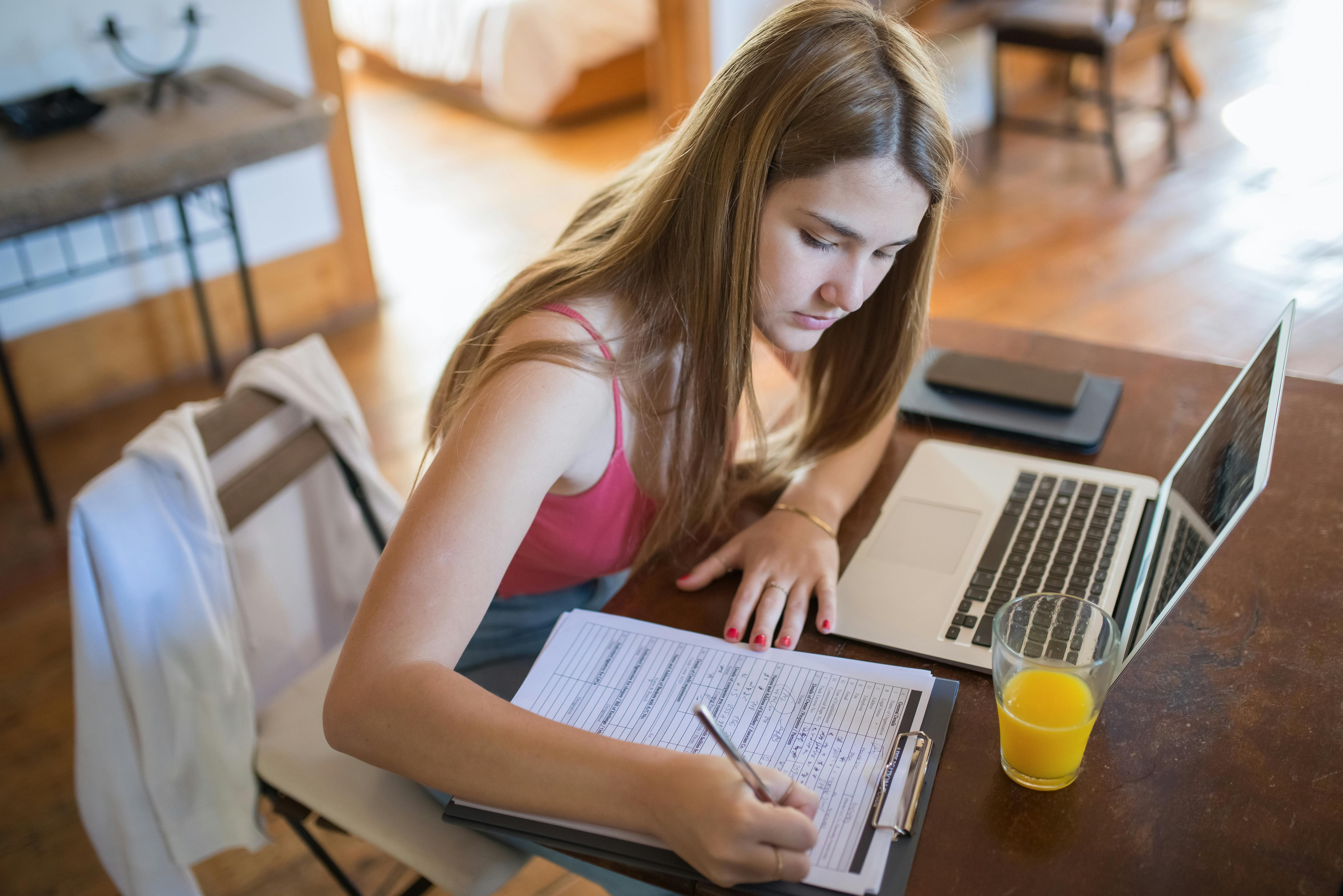 study at home productivity studies on work hours and productivity — Photo by Kampus Production on Pexels