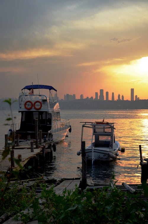 Foto d'estoc gratuïta de aigua, amarrat, barques