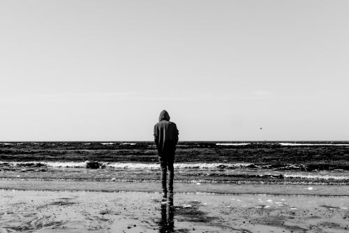 Foto d'estoc gratuïta de acomiadar-se, amb caputxa, blanc i negre