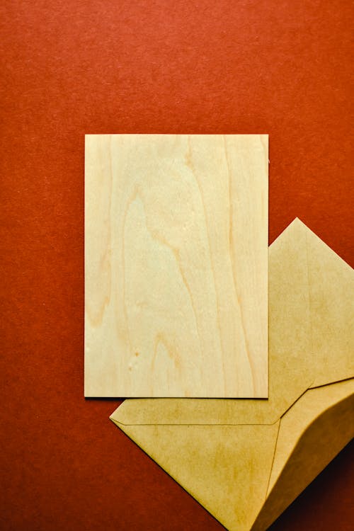 Gratis stockfoto met envelop, flatlay, hout textuur