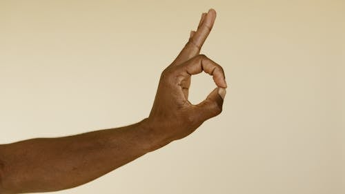 Foto stok gratis gerakan tangan, kulit, latar belakang krem