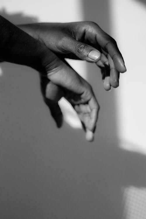 Безкоштовне стокове фото на тему «вертикальні постріл, руки, тінь»