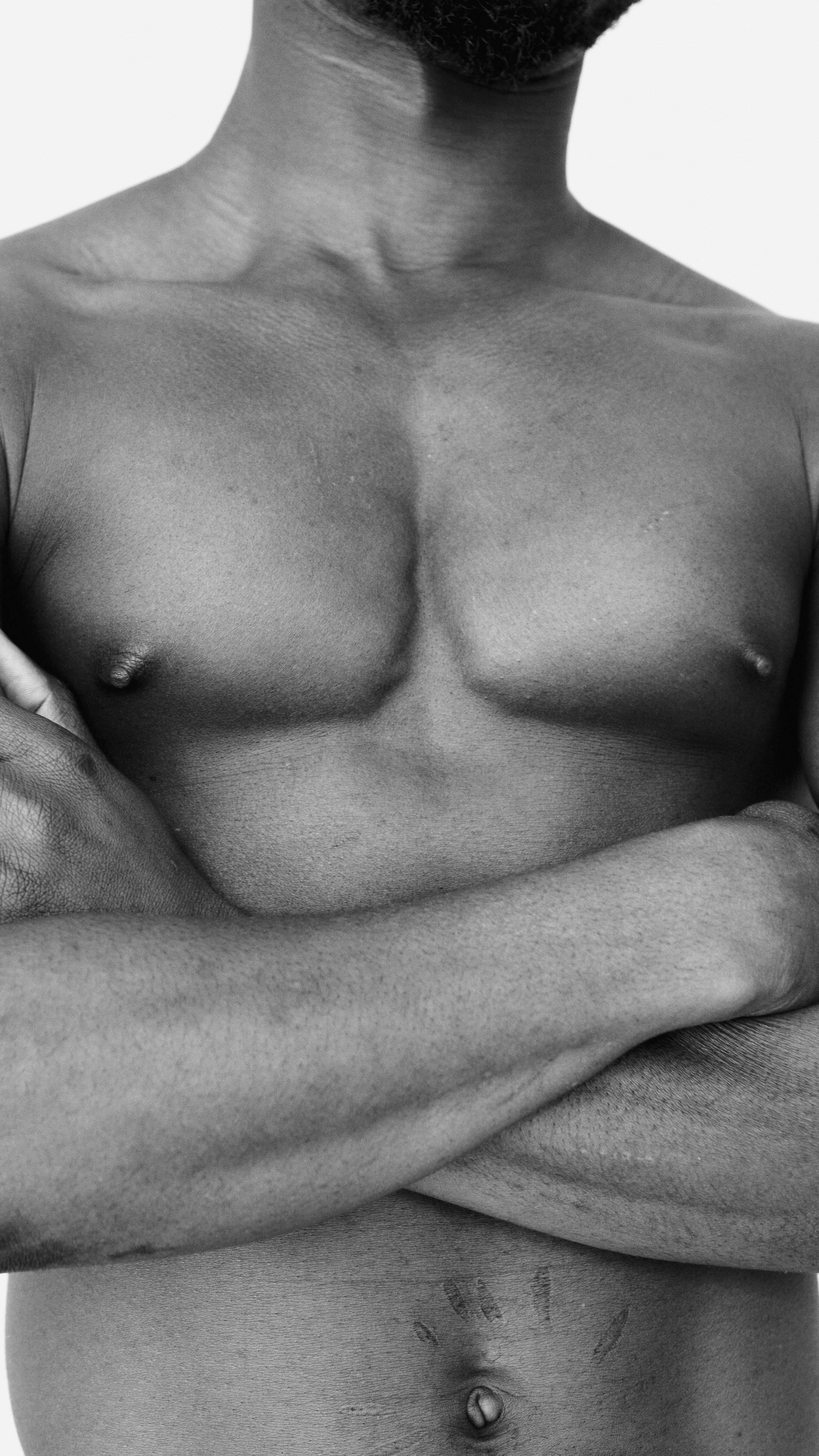 Zadarmo Fotobanka s bezplatnými fotkami na tému biceps, černoch, čiernobiely Fotka z fotobanky