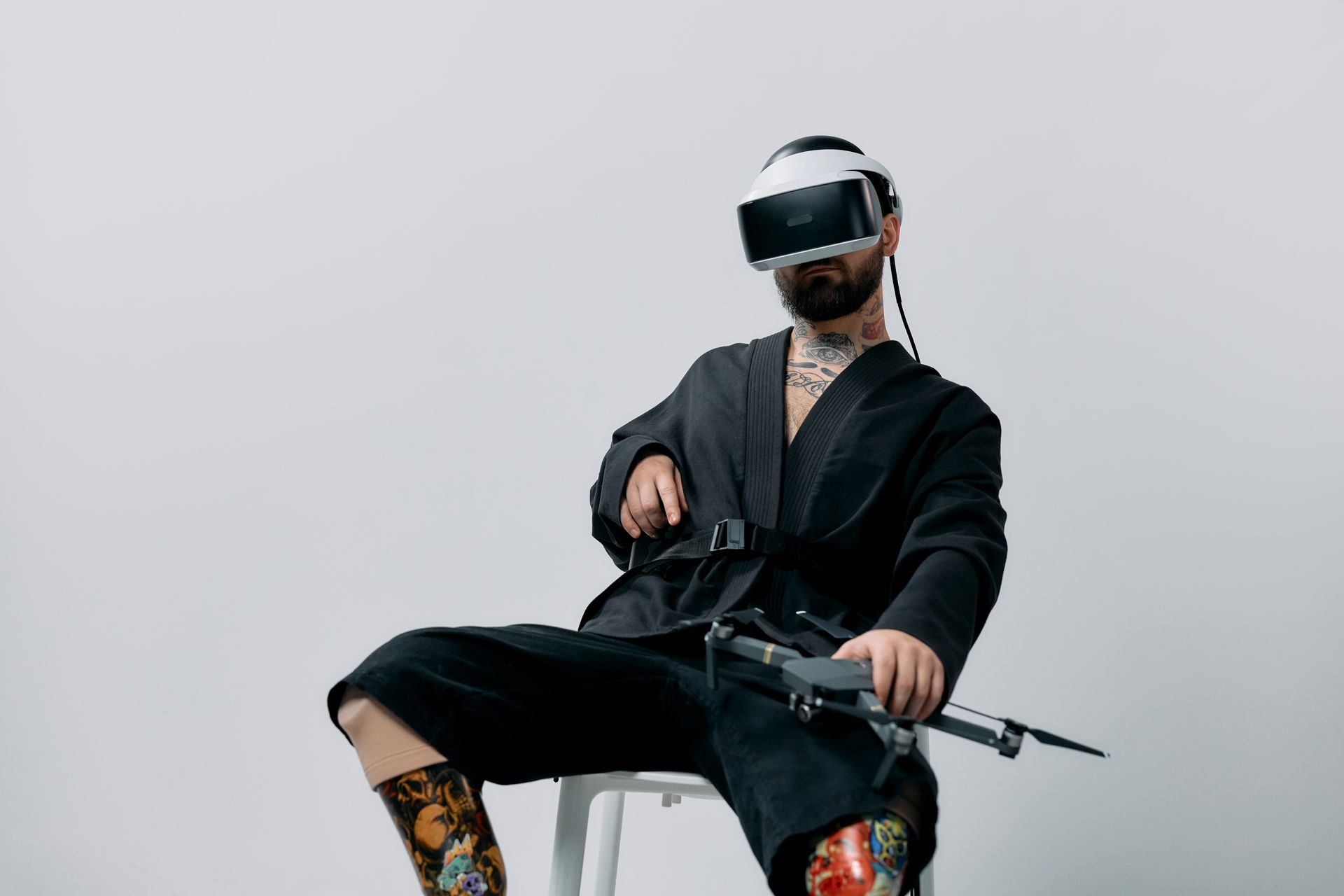 Lunettes de réalité augmentée modernes présentées sur un fond de studio neutre