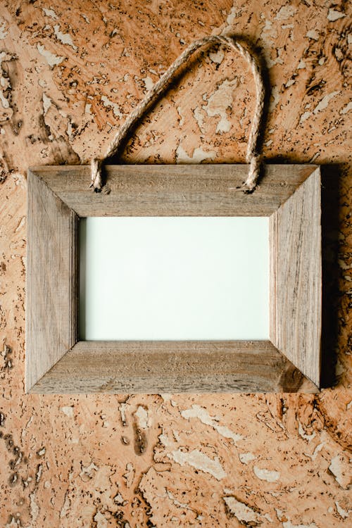 Free Photos gratuites de blanc, cadre en bois, fond de marbre Stock Photo