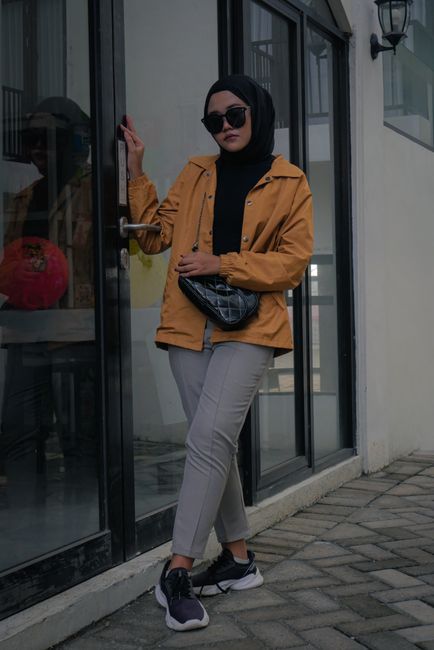 Senape su nero: un colore che tiro fuori quando la giornata sembra grigia ☁️
#lookdelgiorno #yellow #jacket #pants