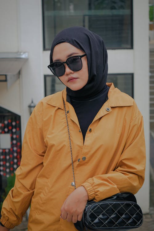 노란 재킷, 선글라스, 수직 쐈어의 무료 스톡 사진