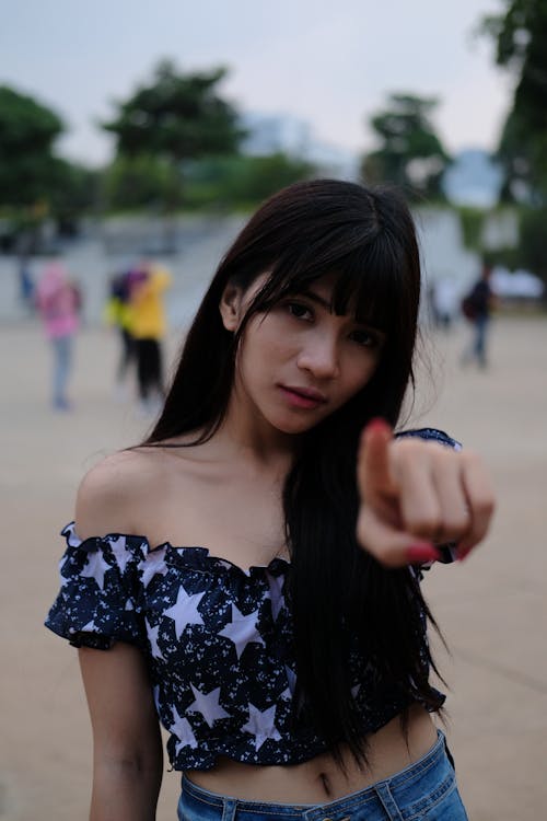 Asyalı kadın, dikey atış, güzel içeren Ücretsiz stok fotoğraf