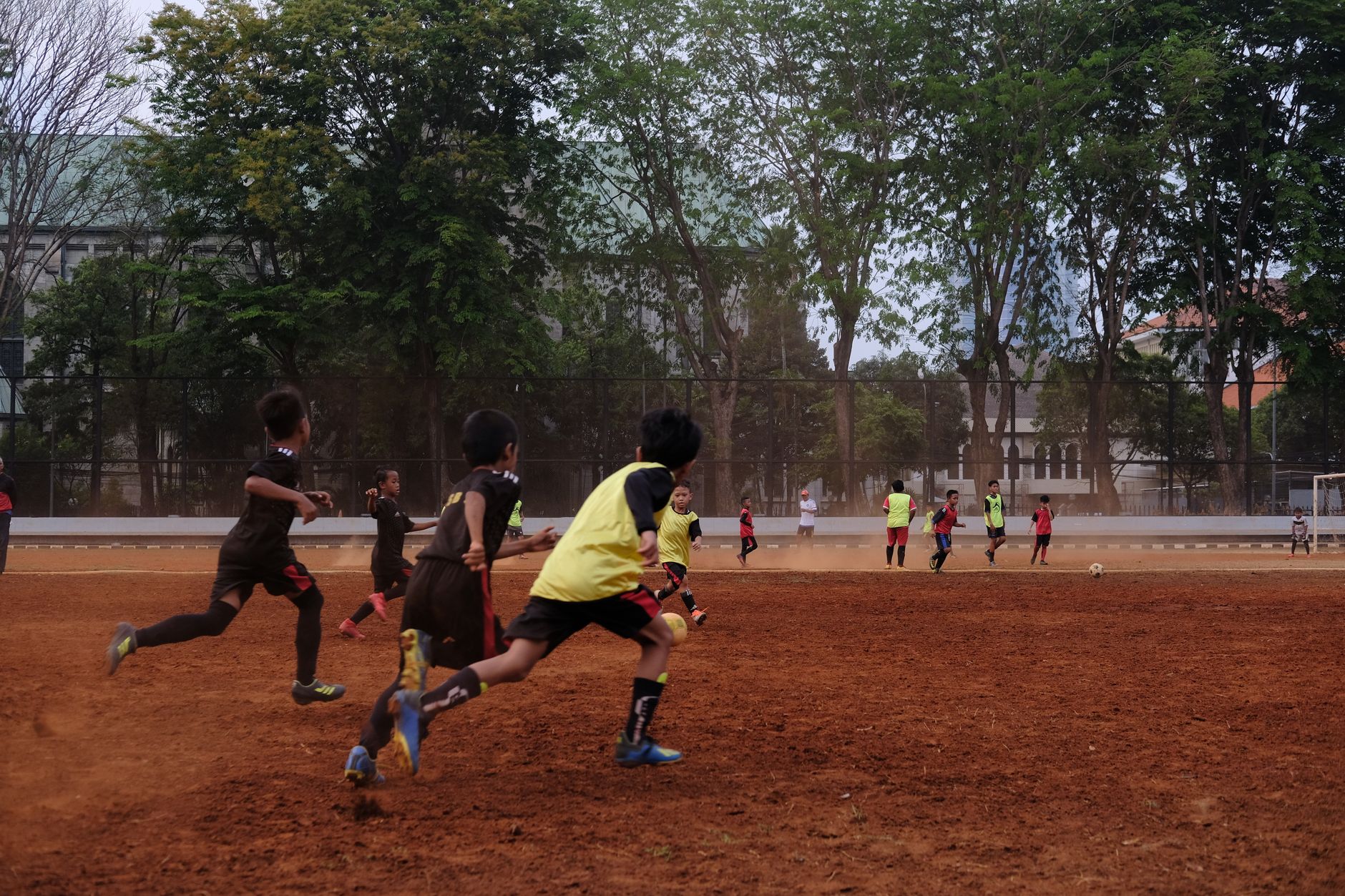 Penganalisis bola sepak menanda papan taktikal di bilik kerja sambil menonton perlawanan Piala Dunia