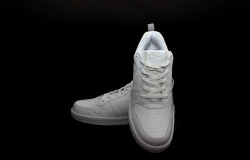 Gratis Fotos de stock gratuitas de blanco, fondo negro, Nike Foto de stock