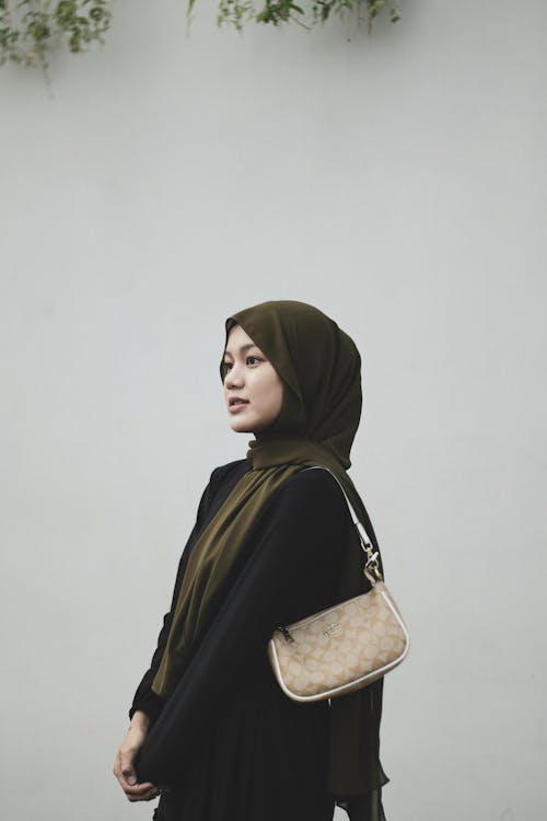 Gratis arkivbilde med hijab, kvinne, stå