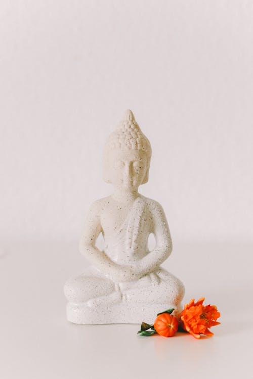Beyaz arka plan, Buda, dikey atış içeren Ücretsiz stok fotoğraf