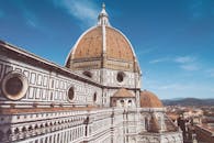 在意大利历史名城蔚蓝的天空下，探索佛罗伦萨大教堂那令人惊叹的圆顶