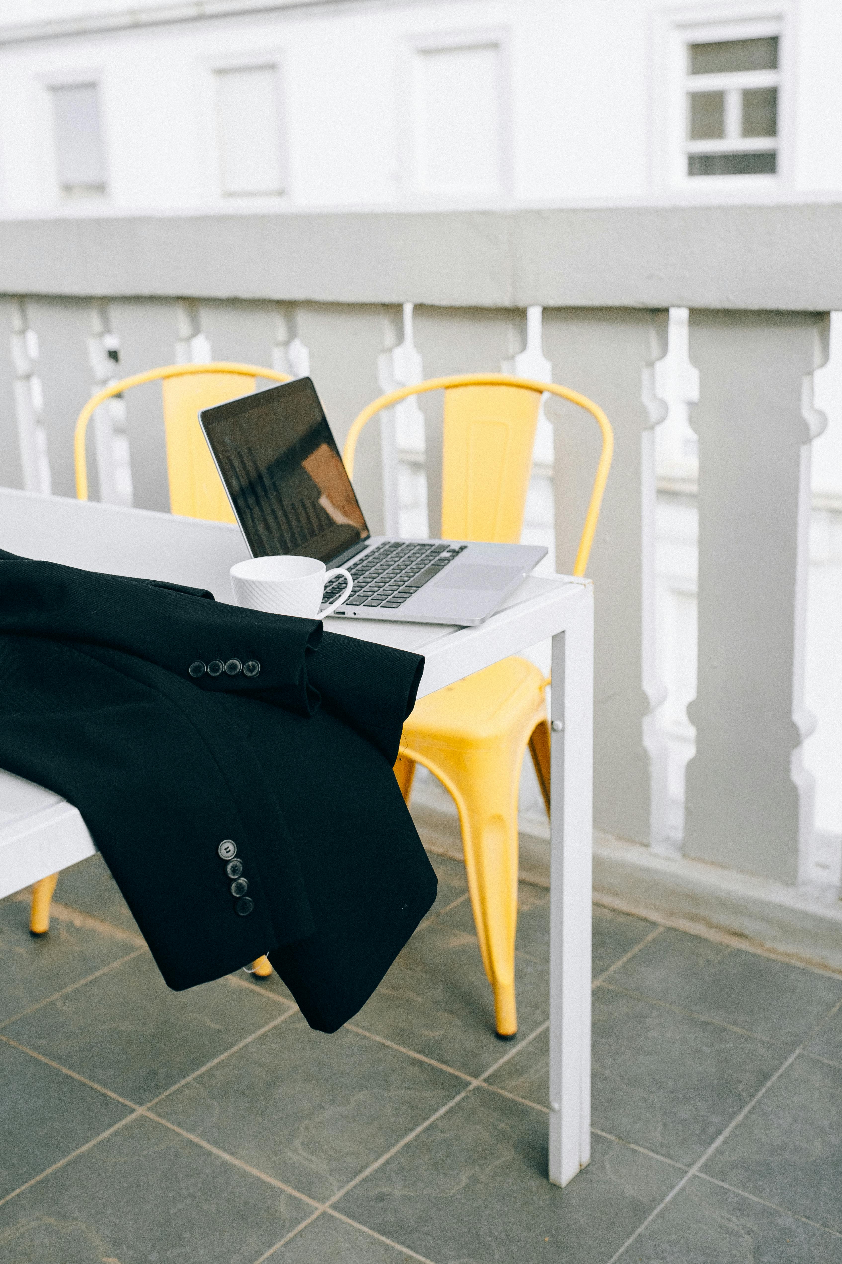 3. Lindungi Furnitur dari Sinar Matahari Langsung