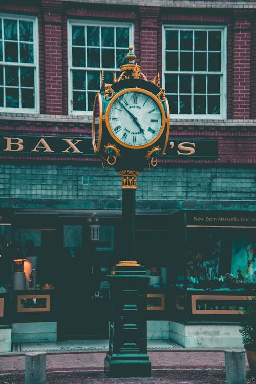 Horloge De Piédestal Analogique Ronde Jaune Et Noire Affichant 4:58