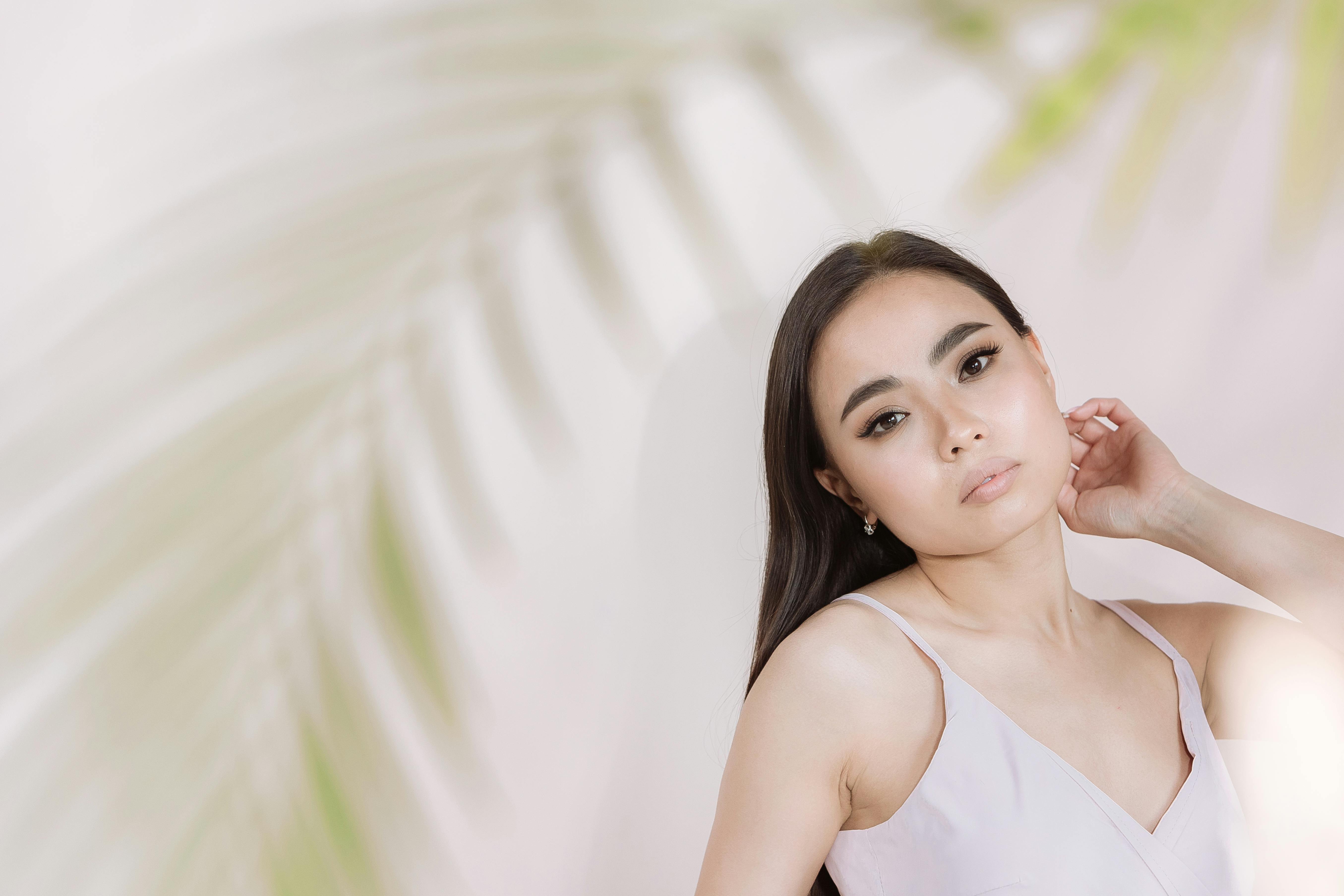 Retrato elegante de uma mulher sofisticada a posar com um fundo suave.