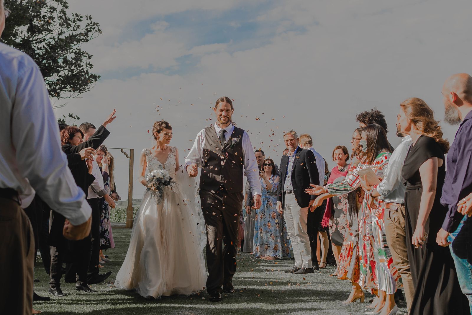 Invitati festeggiano gli sposi all’uscita della cerimonia