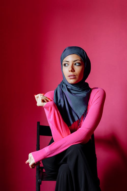 Foto profissional grátis de atraente, fundo cor-de-rosa, hijab