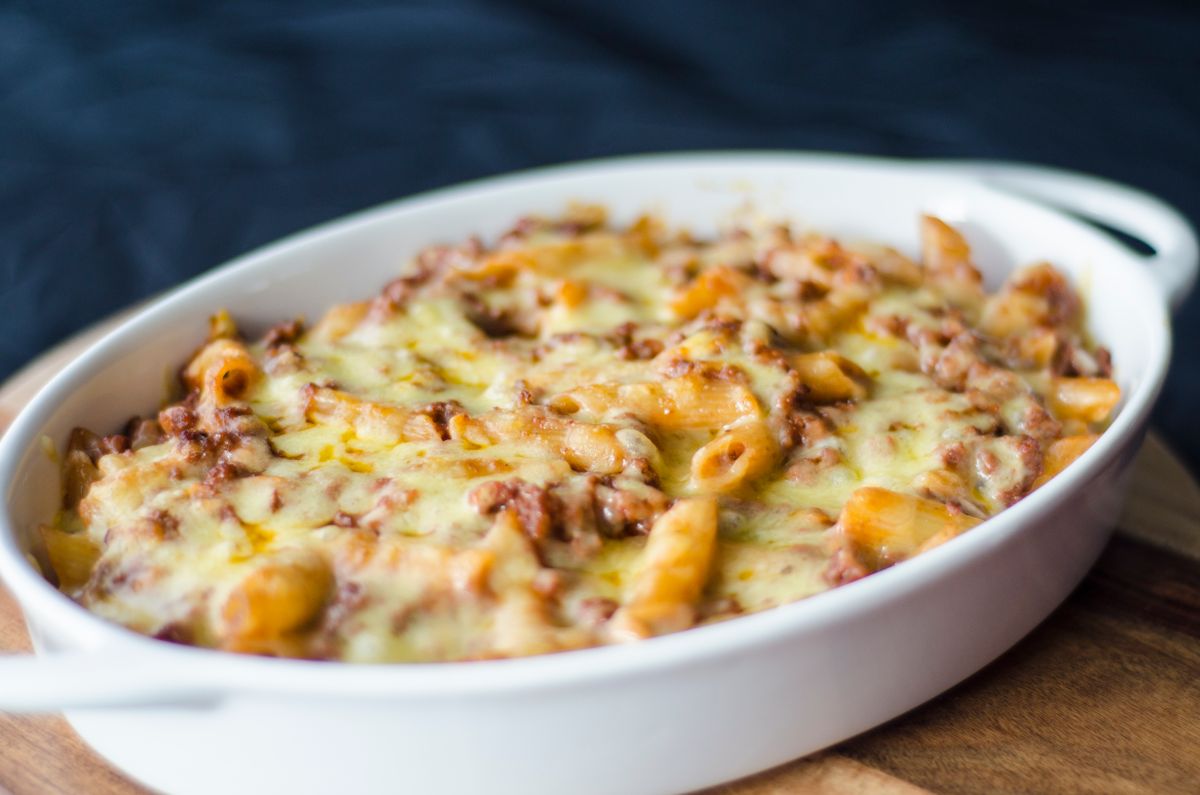 Macaroni-ovenschotel met kip op een bord