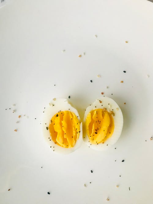 Geschnittenes Gekochtes Ei Auf Weißem Teller